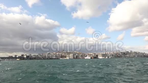 加拉塔塔在前景游船与游客和海鸥游乐船的背景视频的预览图