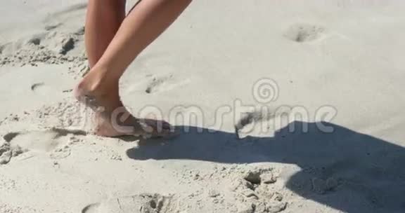 光着脚在海滩上散步的女人视频的预览图