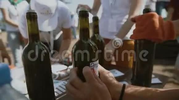自制葡萄酒布特尔的胶水标签视频的预览图