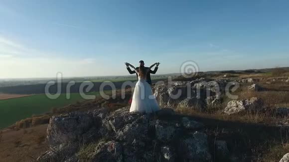 美丽山石背景下新娘新郎的鸟瞰图视频的预览图