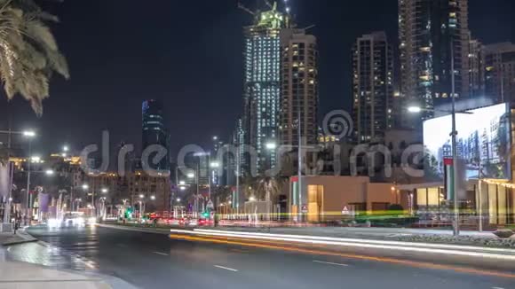 迪拜天际线的街景夜晚市区交通高峰时间视频的预览图