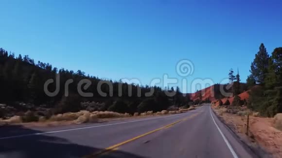 犹他州红峡谷令人惊叹的景观POV驾驶视频的预览图