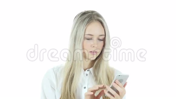 积极女性使用智能手机浏览白色背景年轻视频的预览图