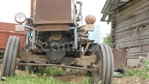 一辆生锈的旧拖拉机站在田野附近农业机器正在等待田间的加工视频的预览图