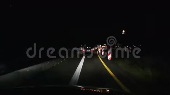 晚上开车修理德国高速公路视频的预览图