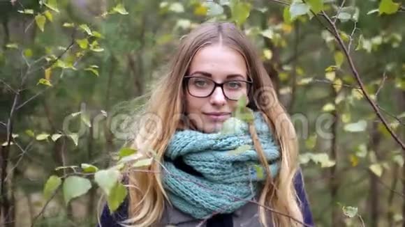 秋天的大风中森林里的女孩视频的预览图