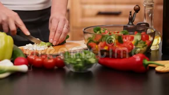 女人亲手切葱做蔬菜沙拉视频的预览图