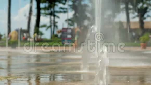 水从地面涌出水流落到地面上视频的预览图