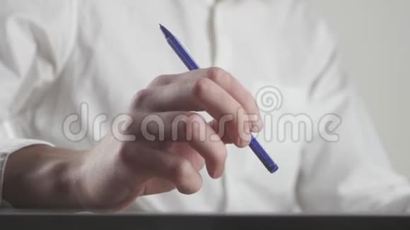 闭上疲惫的商人的双手等待着什么用钢笔做紧张的动作视频的预览图