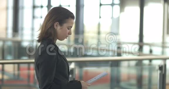 工作繁忙的女商人肖像公司职业工作视频的预览图