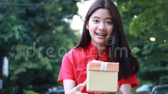 泰国青少年美女穿着中国服装新年快乐打开盒子礼物不开心视频的预览图