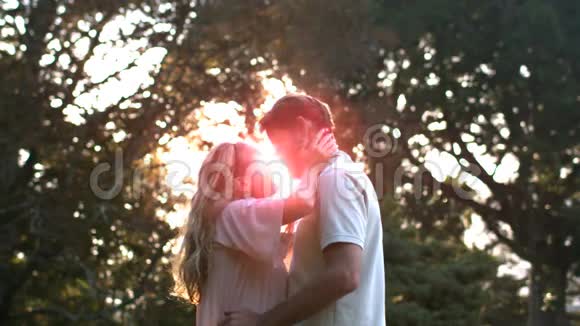 一对幸福的情侣在日落前接吻视频的预览图