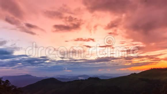 4K时间推移美丽的日落黄昏在热带雨林泰国视频的预览图