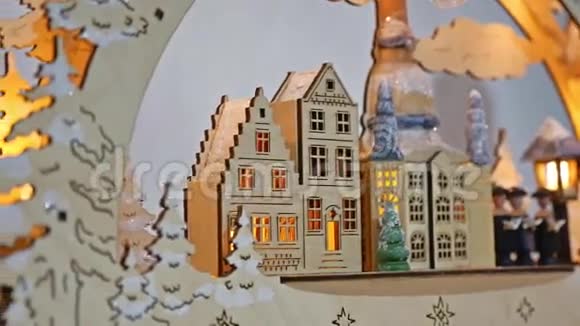 圣诞礼物室内树和新年德国木屋玩具闪烁室灯和壁炉视频的预览图