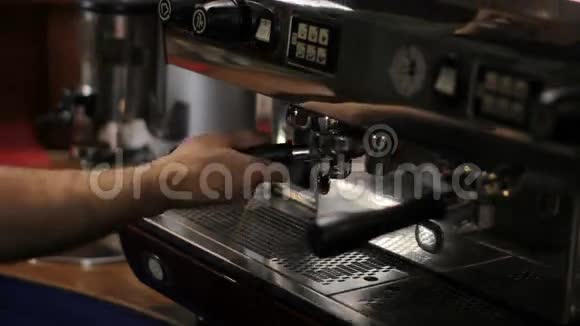 咖啡师准备两杯浓咖啡中型射击视频的预览图