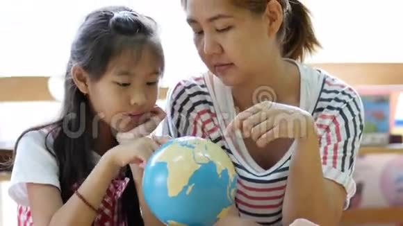 小亚洲学生看地球仪视频的预览图