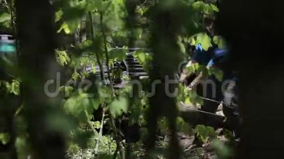 远征越野车被困在森林里试图通过绞车离开视频的预览图
