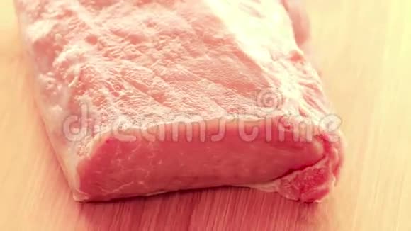 新鲜肉在工作室里转视频的预览图