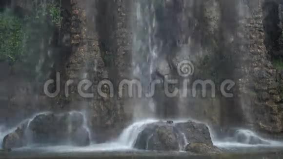令人叹为观止的强大瀑布在山上视频的预览图