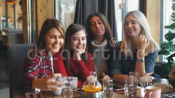 四个美女在咖啡馆里自拍闺蜜一起玩视频的预览图