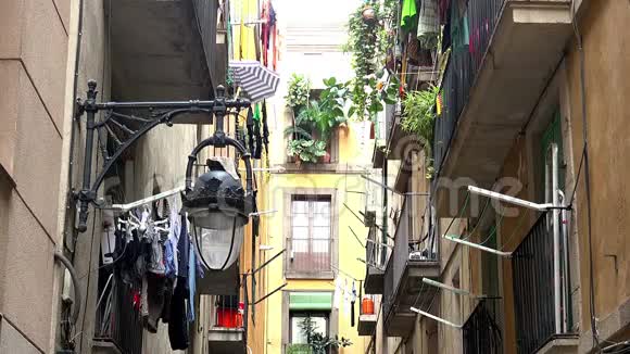 在巴塞罗那的阳台上烘干亚麻西班牙视频的预览图