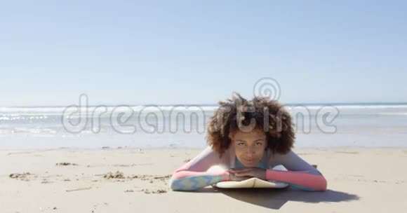 女人躺在冲浪板上视频的预览图