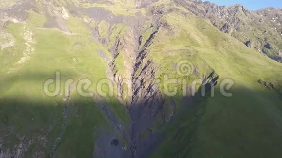 从无人驾驶飞机到格鲁吉亚卡兹贝吉山附近有峡谷和裂缝的山脉的空中景观视频的预览图