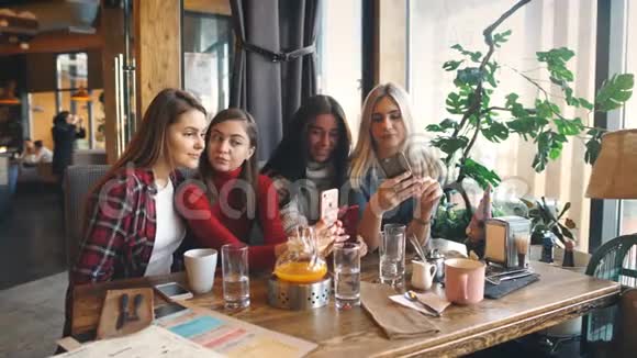 四个美女在咖啡馆里自拍闺蜜一起玩视频的预览图