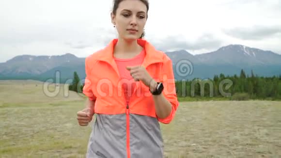阳光明媚的夏日年轻女子在山上奔跑美丽的女跑步者在大自然中慢跑和户外运动视频的预览图