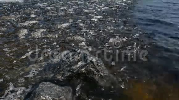 冰屑漂浮在干净的泉水河上视频的预览图