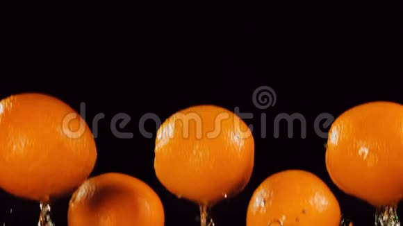 橘子带着一股水流在飞翔视频的预览图