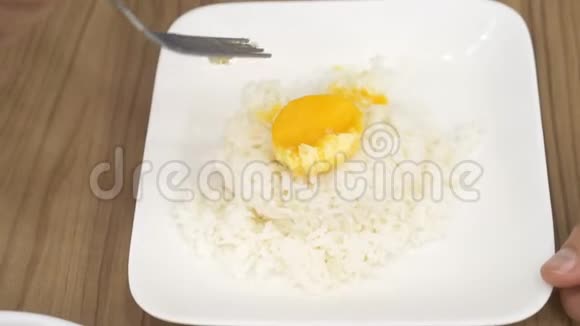 泰国菜米饭煎蛋卷蔬菜和猪肉一个男人在餐馆吃泰国菜4k慢动作视频的预览图