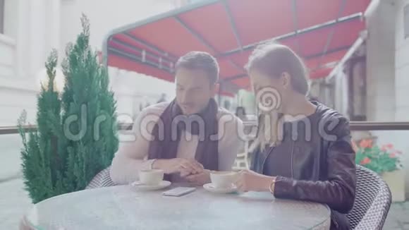 恋爱中的情侣在户外咖啡馆的浪漫约会中喝咖啡视频的预览图