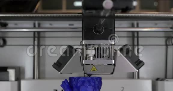 在3D打印机上关闭打印塑料模型的视图视频的预览图