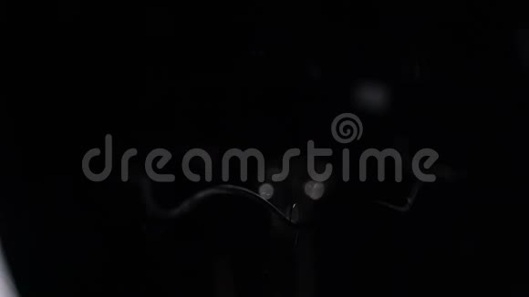 黑色背景上的灯泡螺旋视频的预览图