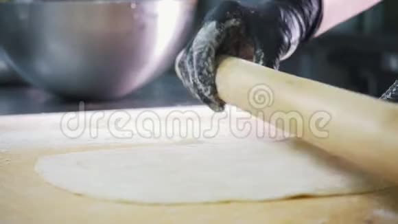 面包师在商业厨房为苹果派准备面团视频的预览图
