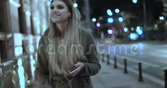 晚上在街上喝咖啡的少女视频的预览图