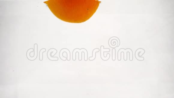 柠檬橘子和石灰落在水中在孤立的背景上有气泡的慢运动水果视频的预览图