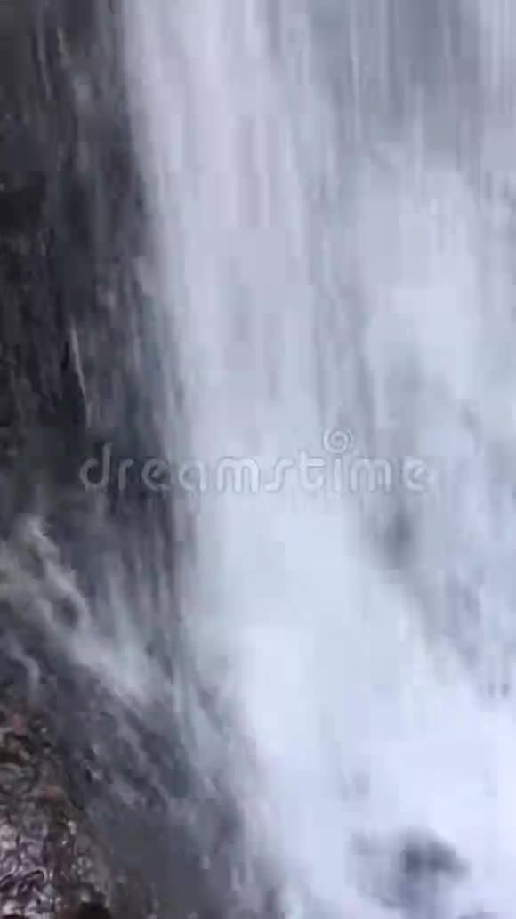 夏威夷考艾岛上的胡皮瀑布视频的预览图
