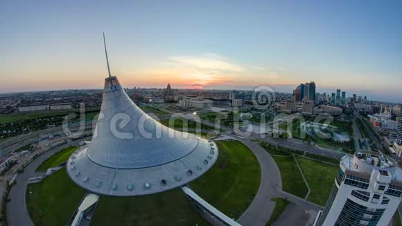 在哈萨克斯坦的汗沙太尔市中心和中心商业区Timelapse上可以看到日出视频的预览图