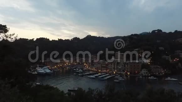 夏季意大利波托菲诺市海岸的鸟瞰图视频的预览图