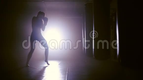 女人在拳击馆打拳影子拳视频的预览图