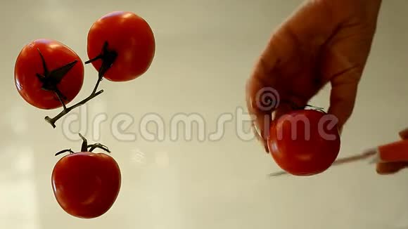 玻璃表面的成熟番茄平坦的视频的预览图