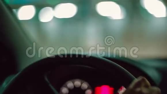 开车的人的手关门视频的预览图