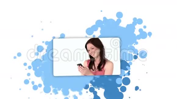 女人用手机展示自己视频的预览图