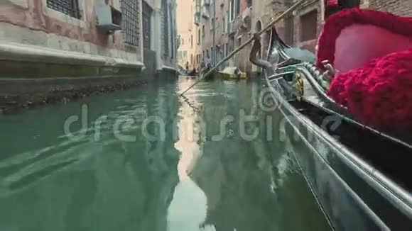 威尼斯意大利2016年6月19日在威尼斯狭窄的运河上乘坐贡多拉视频的预览图