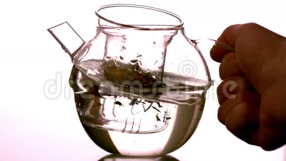 手在茶壶里旋转的水视频的预览图