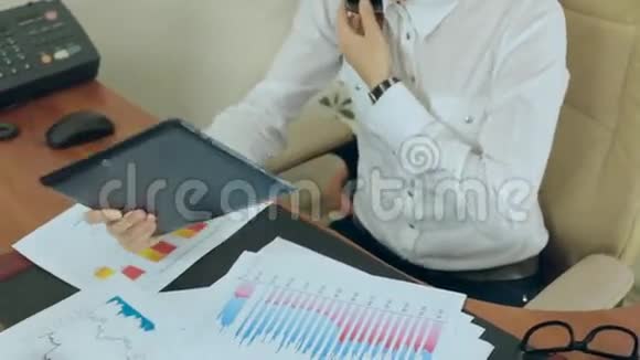 商界女性看图表用手机聊天视频的预览图