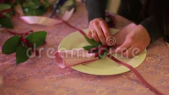 女性手折叠餐巾服务员艺术地折叠餐巾在餐厅的桌子上放着一朵花视频的预览图