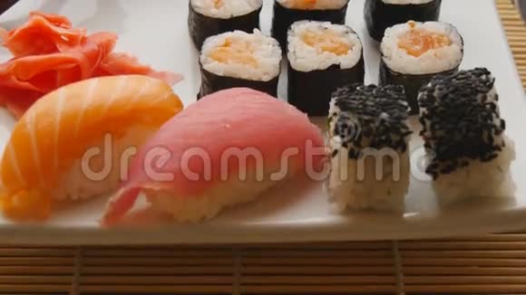 木制背景白色盘子上的各种寿司视频的预览图
